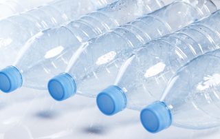 quante bottiglie d'acqua consumano gli italiani