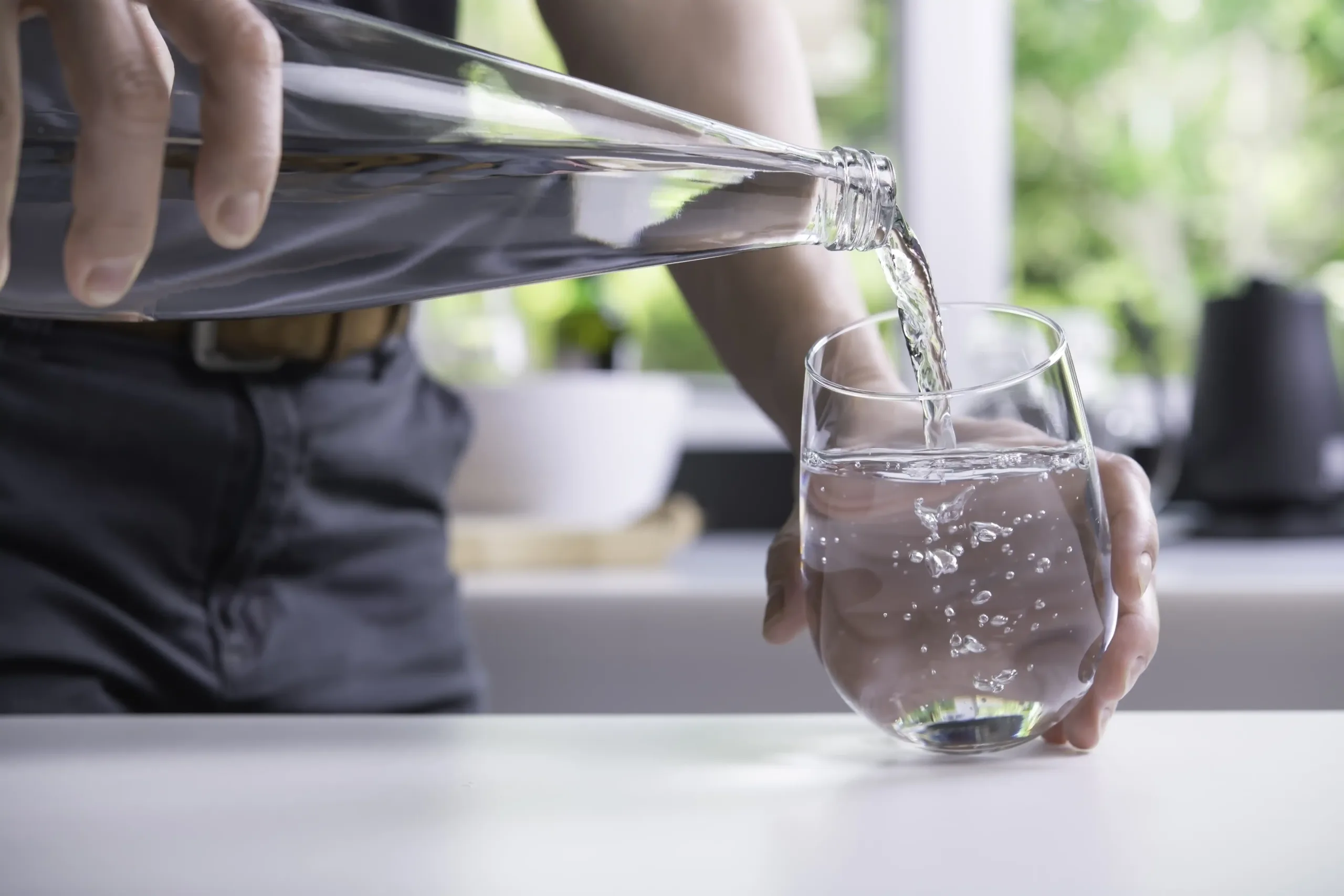 servire-acqua-frizzante-filtrata-casa