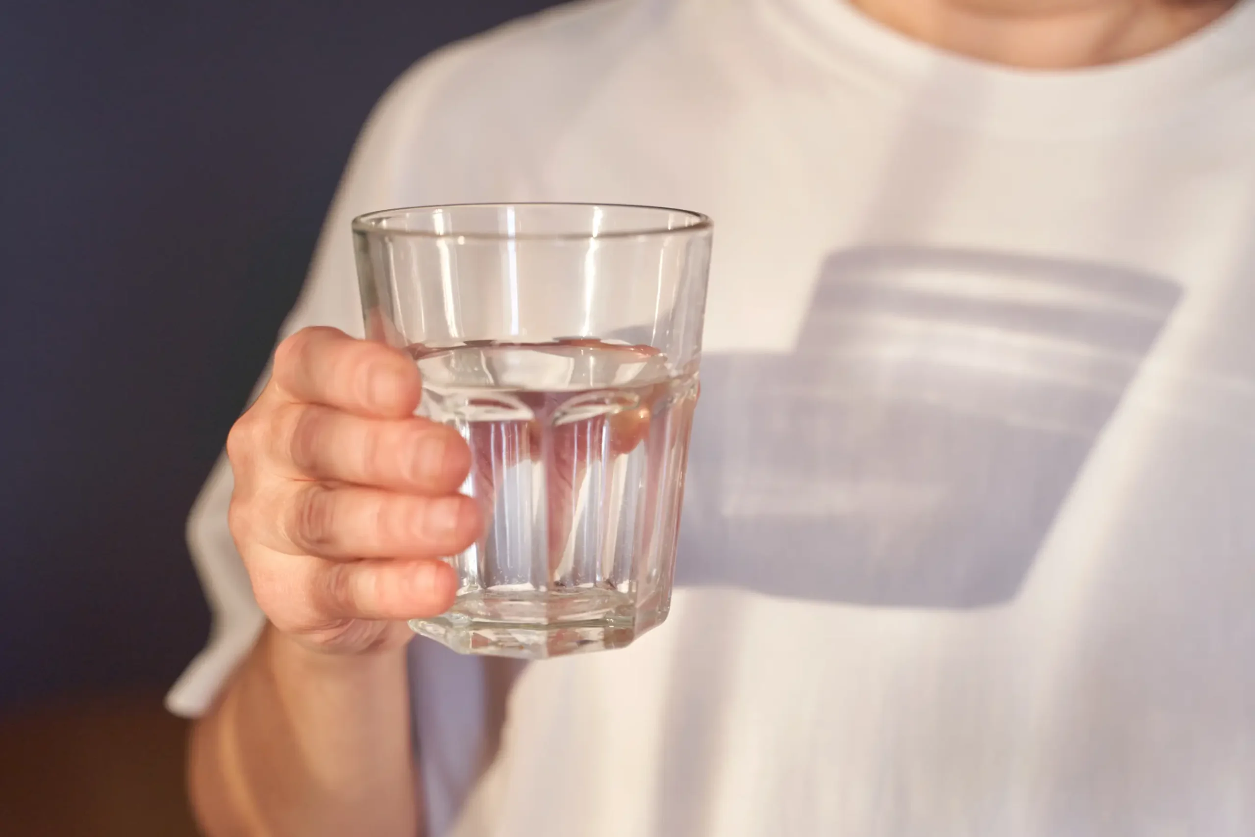 Bicchiere con acqua del rubinetto potabile