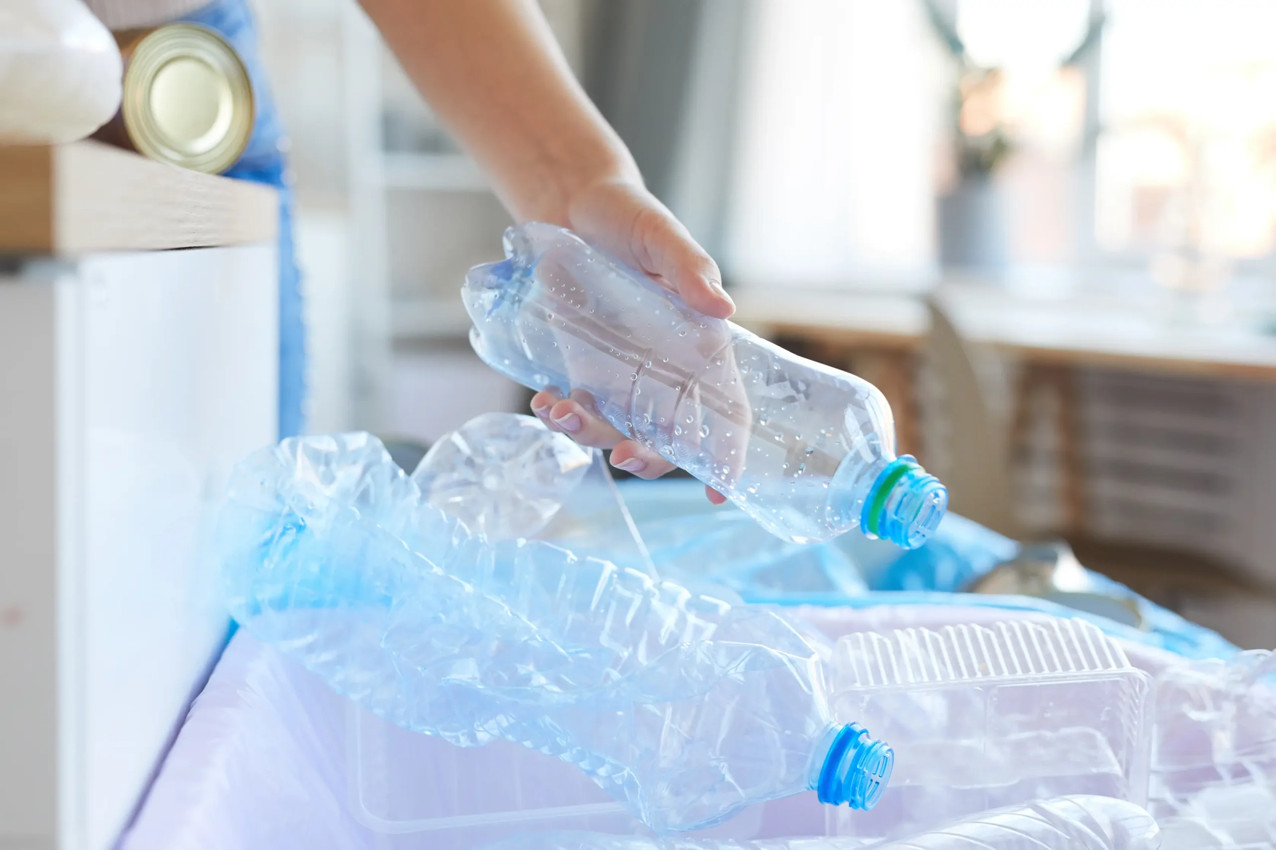 Bottiglie di plastica da gestire e smaltire in casa
