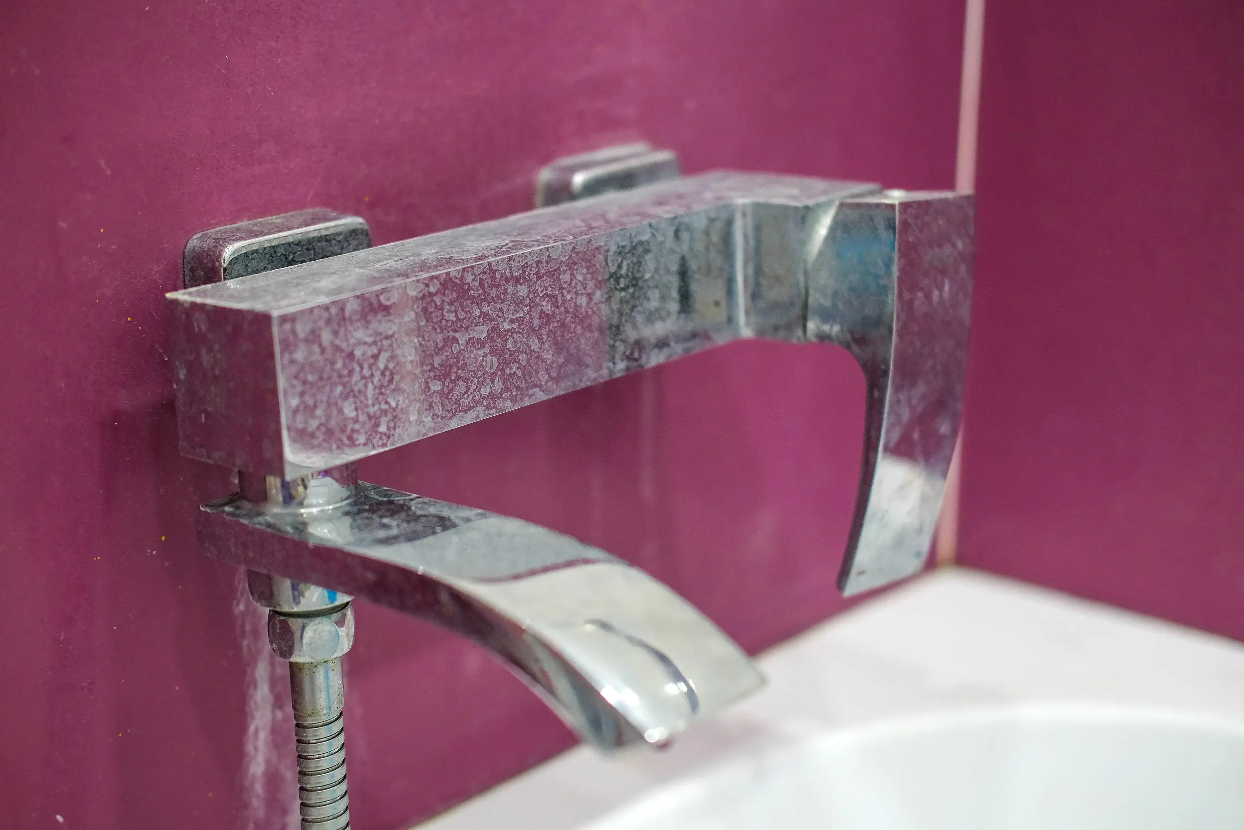 Residui di calcare su un rubinetto: effetto possibile dell’acqua mediamente dura