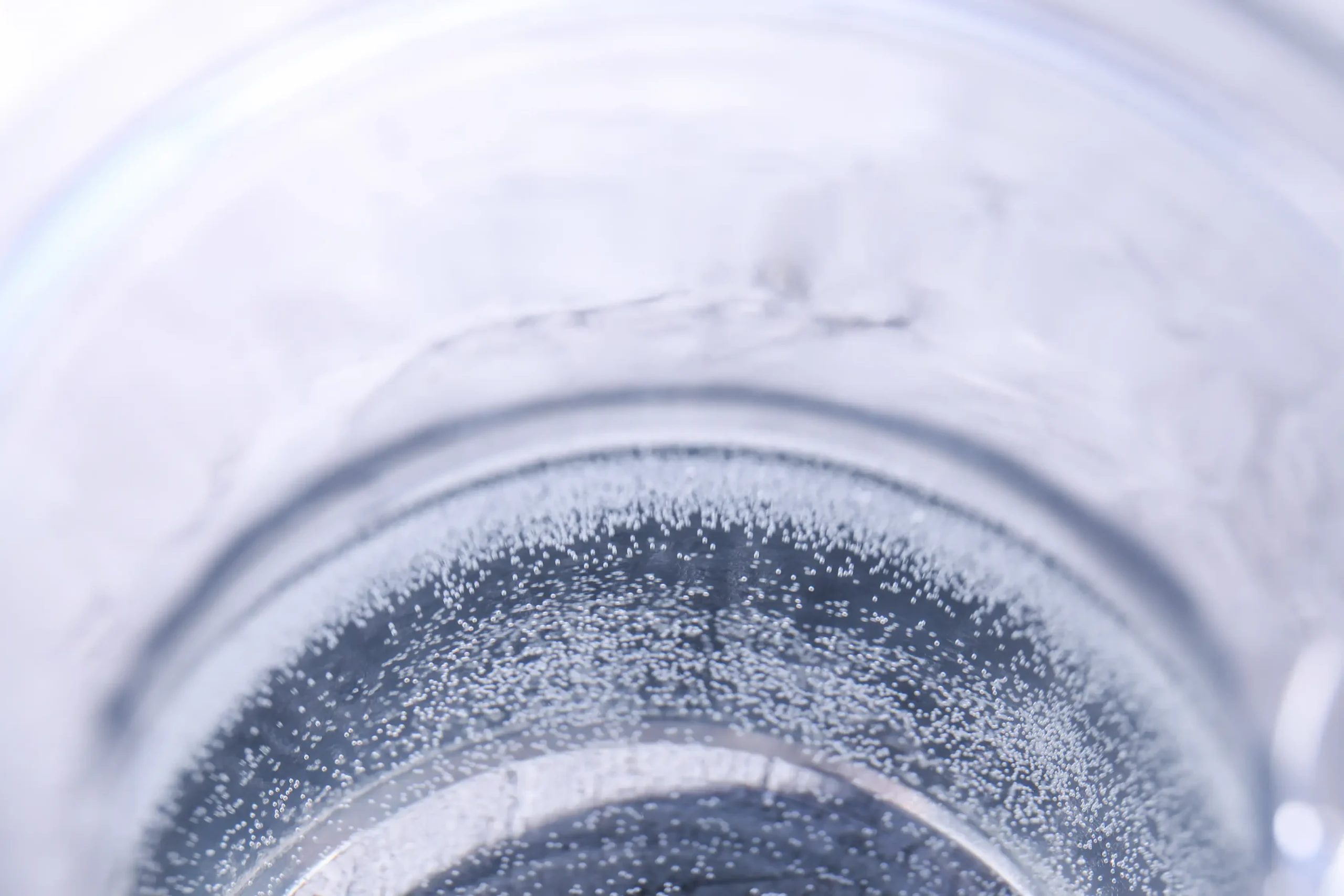 Dettaglio di un bicchiere d’acqua nella sezione sui sali minerali