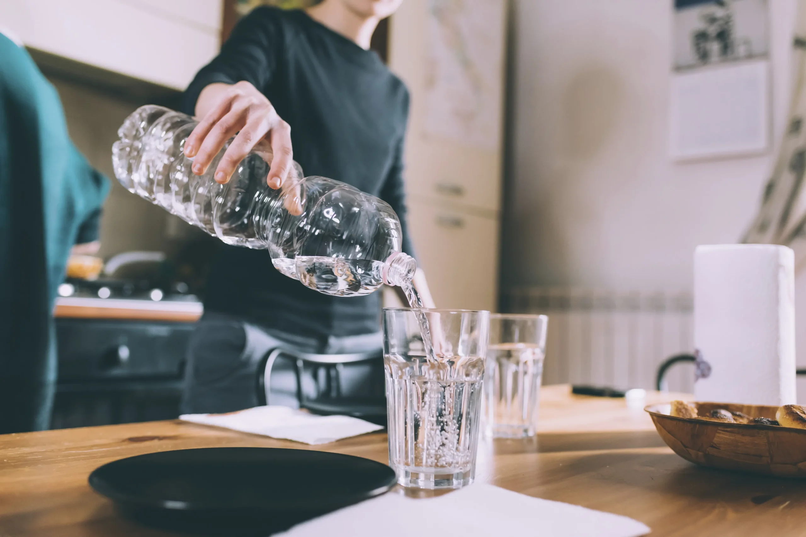 Bicchiere riempito con acqua del rubinetto in casa